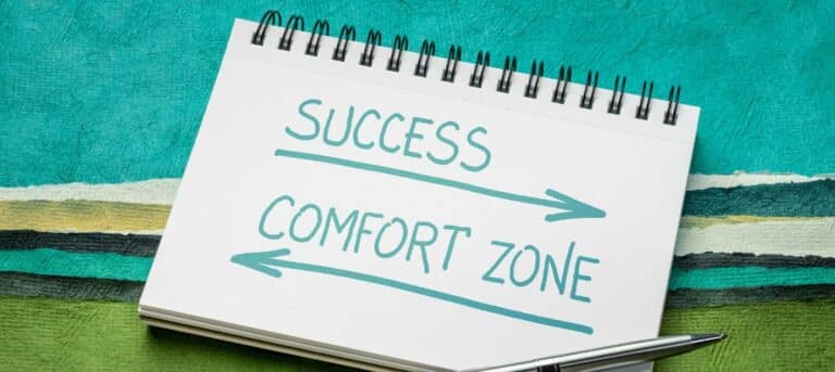 Picture of one arrow pointing to success one arrow pointing the other way to comfort zone - confidence to become an HR consultant